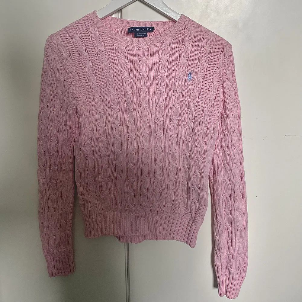 En rosa tröja från Ralph Lauren i mycket bra skick bortsett från att etiketten sitter löst i ena änden.. Tröjor & Koftor.