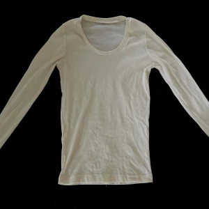 Skims dupe✨ - Fin och stretchiga långärmad basis topp. Otroligt lik skims passform! Materialet är meshliknande och tunnare vilket gör den åtsittande och snygg. Cremefärgad och det perfekta plagget till vilken outfit som helst!! Skriv vid funderingar✨🥰