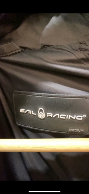Sail racing jacka - Säljer sail racing jacka, i bra skick. använt den i 1 år då jag tröttnat på den.