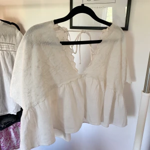 Zaratopp - Sååå söt topp från zara, kommer tyvärr inte till användning (endast testad) så den är verkligen i nyskick! Jättesöt brodyr och rygg!