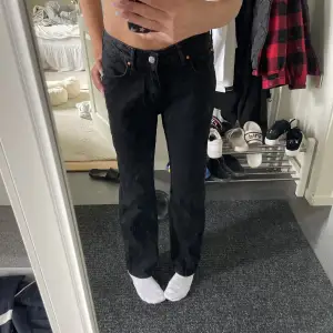 Ett par lågmidjade svarta jeans som aldrig har använts! Säljer pågrund av att dom är för stora! Säljer dom för 150kr! Köparen står för frakt!❤️ 