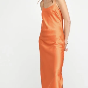 Satin klänning - Orange satin klänning i superfint skick endast använd en gång 🧡