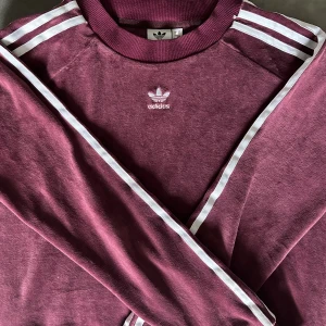 Sweatshirt Adidas - En mysig vinröd adidas sweatshirt i sametstyg i storlek M 🤩 Säljer på grund av att jag inte använder den längre. Köpt här på plick! 💛