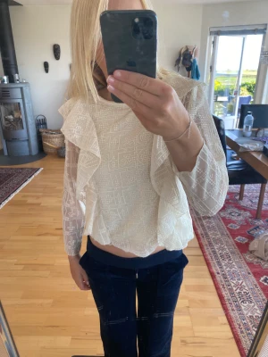 Blus från zara - Jätte gullig volang blus med spets från Zara. Ny pris 350 kr. Den passar mig som är 163 så den är stor i storleken. Hör av er vid frågor!💗