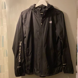 The North Face vindjacka - Vindjacka köpt på Zalando. Skick 9/10. Storlek XL barn/S. Hör av er vid några frågor.