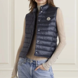moncler väst - Säljer min mörkblåa moncler väst. Populär modell som är slutsåld i många storlekar. Strl 12 passar mig som bär xxs/xs. I nyskick, använd fåtal gånger. Har äktahetsbevis! Hör av er vid intresse, pris är diskuterbart💗