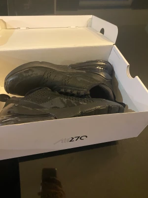 270C Svarta - Säljer mina Svarta 270c. Har nu haft de i ca 1år och säljer de då de är små på mig nu. Finns litet hål i skorna men syns inte så mycket när man väl har på sig de.  Storlek 42,5 Pris 559kr går att diskutera.