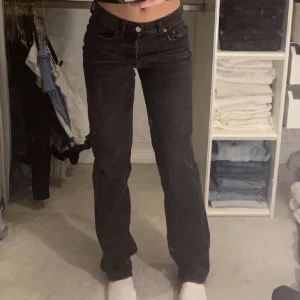 svarta zara jeans - säljer dessa svarta zara jeans i super fint skick❤️ säljer då de är lite små❤️