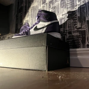 Air Jordan 1 Retro High og court purple - Hej jag säljer mina Jordan 1 high og court purple då dom inte passar längre storlek 40 skriv gärna för att få veta mer 