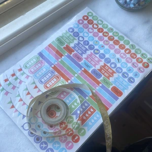 Klistermärken och tejp - Båda för 5kr