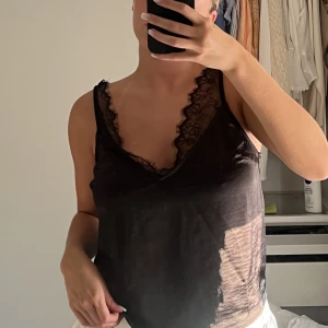 Spets linne svart - snyggt linne som tyvärr ej kmr till användning! bra skick 🩷