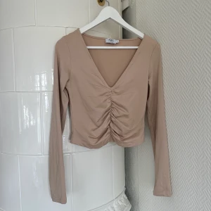 Topp - Fin topp från NA-KD, använd en gång!