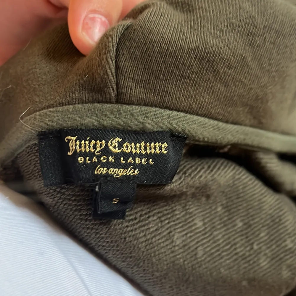Säljer min sjukt snygga tröja från juicy couture med nitar! Bra skick. Kom med frågor vid funderingar. . Hoodies.