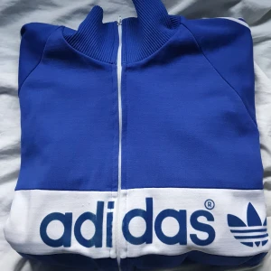 Adidas ziptröja 80/90-tal - Jättefin adidad zipjacka/tröja. Knappt använd och i jättebra skick. 