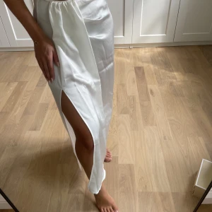 Vit satinkjol - Vit satinkjol från Zara. Använd 1 gång så den är i fint skick. 🩷