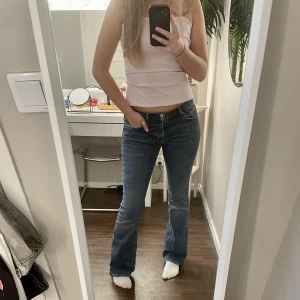 Supersnygga Low Waist Jeans🤩 - Säljer dessa fina low waist bootcut jeansen i superbra skick från Gina Tricot! Skriv för fler bilder🥰