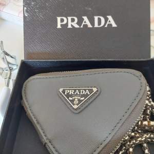 En liten Prada väska med kedja 