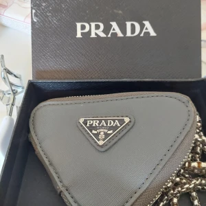 En liten PRADA VÄSKA - En liten Prada väska med kedja 