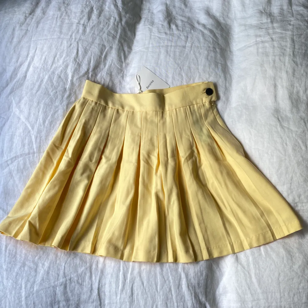 Gul ’veckad’ kjol från Bershka, aldrig använd💛 Ska likna en tenniskjol men är inte i tränibgsmaterial. . Kjolar.