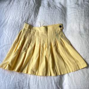 Gul ’veckad’ kjol från Bershka, aldrig använd💛 Ska likna en tenniskjol men är inte i tränibgsmaterial. 