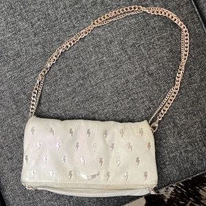 Zadig&Voltaire - Säljer min superfina och unika Zadig och Voltaire väska. Den är i den klassiska Rock bag modellen. Lite missfärgningar förekommer på kedjorna samt några blixtrar därav priset. Vid snabb affär kan priset diskuteras. Inköpspris 4000kr🩷