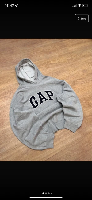 GAP hoodie - Mysig Gap hoodie med litet hål på mudden vid ena armen