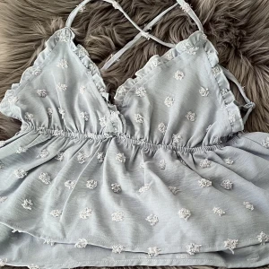 Fin blå topp🩵 - En blå topp ifrån shein (79kr) Aldrig använt denna🩵 Den är i storlek M/S och kan vara lite stor vid axlarna. Vid ryggen är det öppet och den är V ringad!( om ni vill ha bättre bilder kan ni allrid fråga om det 🩵)