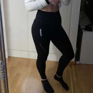 Gymshark energy seamless tights - Säljer energy seamless tights i färgen svart. Sparsamt använda. Storlek small men sitter mer som en xs. Ordinarie pris 649