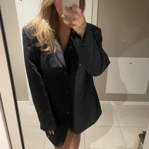 Vintage oversized marinblå kavaj  - Vintage oversized marinblå kavaj med axelvaddar. Är riktigt oversized på mig som vanligtvis har en storlek 38a.   Har själv använt som kavaj klänning och bara haft en liten kjol under men knappt man ser pga storleken/längden. 