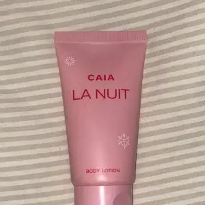 en la nuit limited editon body lotion från caia som luktar jätte gott och är aldrig andvänd