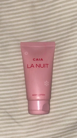 caia body lotion - en la nuit limited editon body lotion från caia som luktar jätte gott och är aldrig andvänd