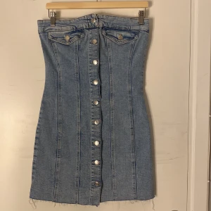 Klänning  - Fin jeans klänning som är använd fåtal gånger så i fint skick.