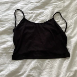 Svart topp - Svart topp från nakd, men öppen rygg