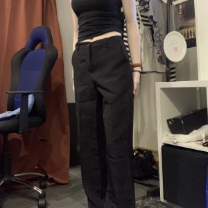 Kostymbyxor - Ett par svarta kostymbyxor som är i helt nyskick. Passar mig perfekt som är 163cm, går också att adjustera midjan. Köparen står för frakt. 