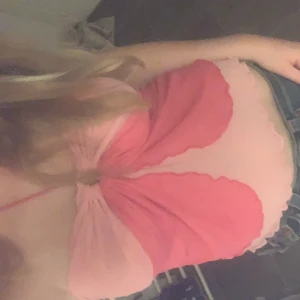 rosa top  - supersöt rosa top 💕använd 2-3 gånger och är som ny, inget tecken på användning😊 den är rosa och ljusrosa och är knytbar vid halsen men går att klippa bort banden om man vill ha en tub top🥰  mått- längd: 35cm 