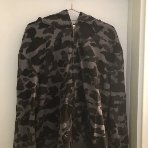 Bape zip - Säljer denna kofta för den är för liten och inte använd  