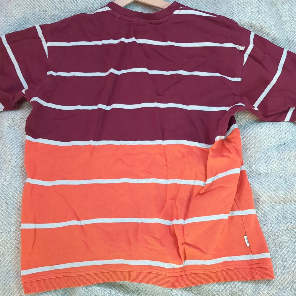 Röd/orange/vit randig tröja från Carlings  Pris går att pruta. Hoodies.