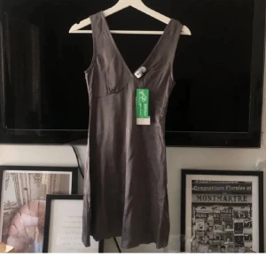 Klänning - Säljer denna superfina satin klänningen från NaKd då jag beställde fel storlek & den tyvärr var för liten för mig🥲  helt oanvänd med prislapp kvar. Storlek 32. 130+ frakt❤️‍🔥