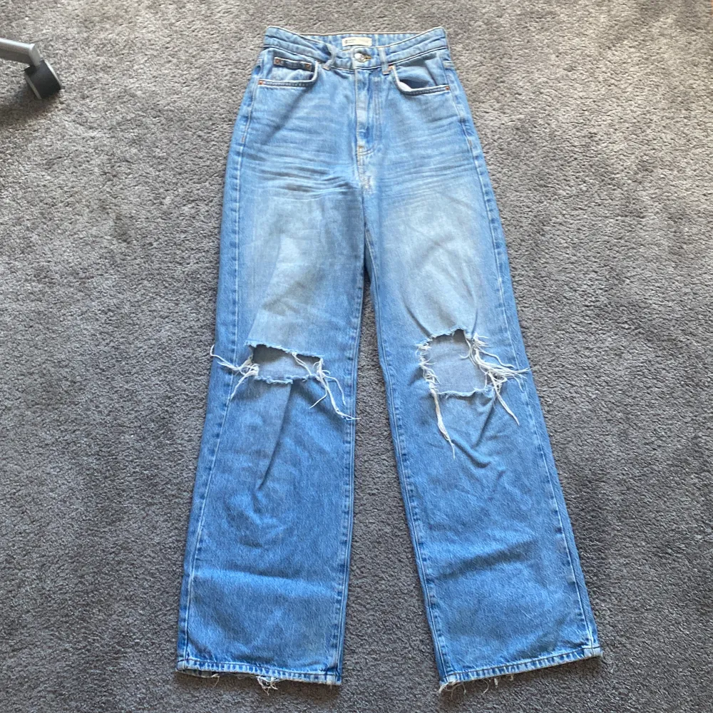 blåa jeans med breda ben från gina tricot, väldigt högmidjade! väl använda därav billigare pris. Jeans & Byxor.