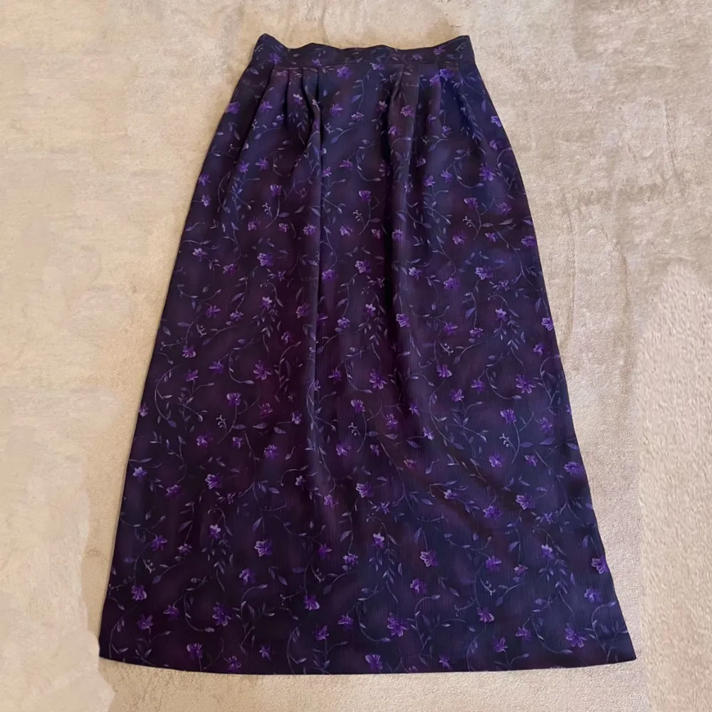 Lila vintage kjol med blommor av märket Penmans. Storlek xs-s.  Köpt för 300. 88 cm lång.. Kjolar.
