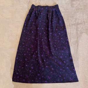 Lila vintage kjol med blommor av märket Penmans. Storlek xs-s.  Köpt för 300. 88 cm lång.