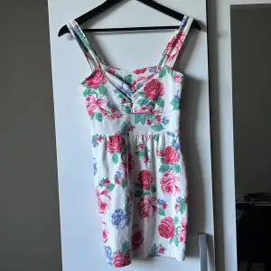 Säljer en blommig mini klänning från bikbok. Använd en gång men nu passar den inte på mig🩷 