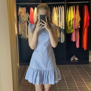 Blå klänning - aldrig använt