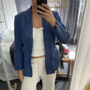 Kavaj - Snygg blå kavaj i fin kavlite 😌 köpt second hand och saknar därmed märke 😔 !köparen står för frakten!