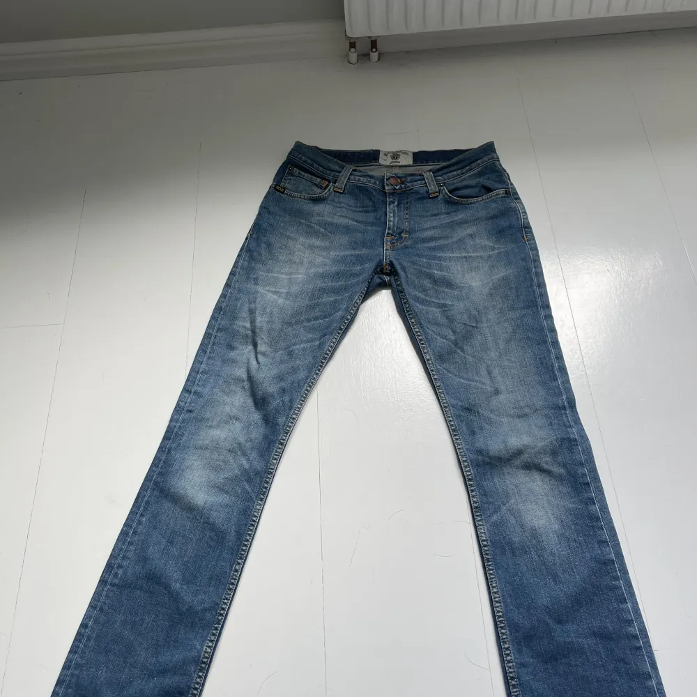 Så sjukt snygga, lågmidjade jeans!🥰Rak snygg modell med låg midja. Snygg blå färg med riktigt bra skick.. Jeans & Byxor.