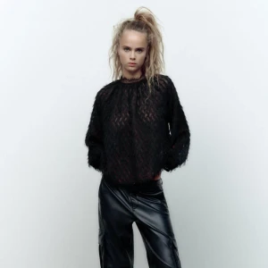 Zara blus svart - Säljer min svarta Zara blus som Tyvär inte kommer tillanvändning❤️