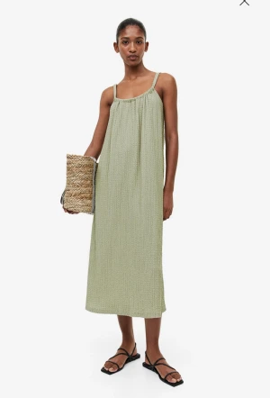 Strukturvävd maxiklänning - Lång trikåklänning med struktur i fin grön färg och öppen rygg