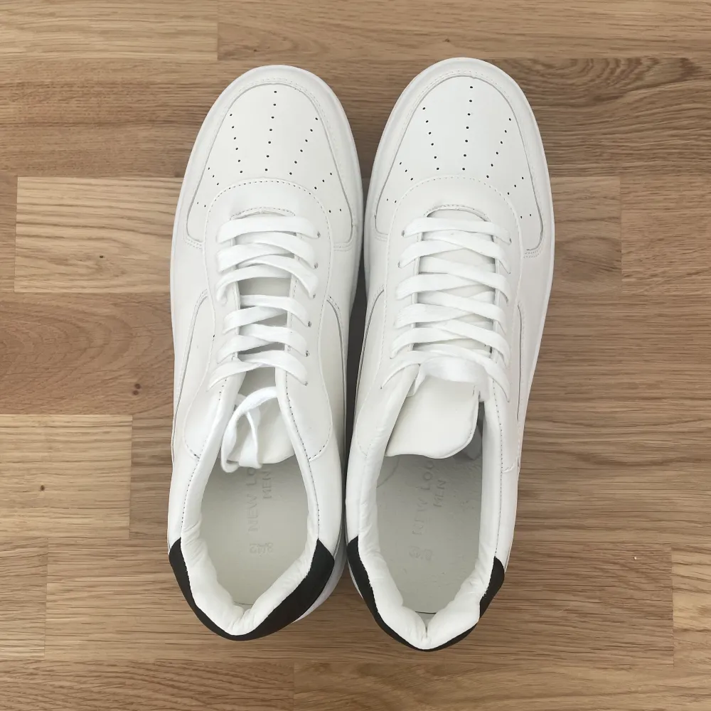 Säljer ett par nya och helt oanvända vita sneakers. Möts upp i Växjö eller fraktar. . Skor.