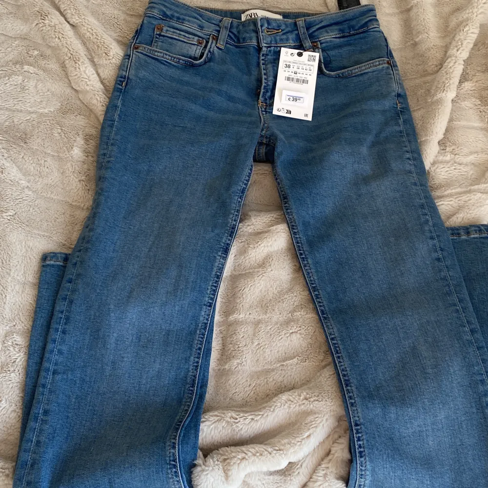 Dessa jeans är i nyskick med prislappen på, säljer pg av att jag har ett par liknande🤗 Perfekta till hösten och passar även de som har 36❣️. Jeans & Byxor.
