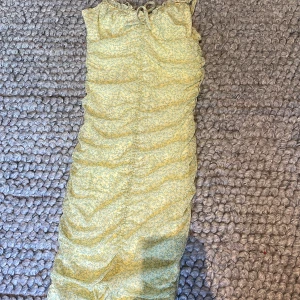 Grön klänning!💚💚 - Jag säljer denna klänningen för 50kr De e jätte fin o sitter jätte bra på en, säljer den för använder den aldrig. + vill se om nån annan e intresserad!<33 